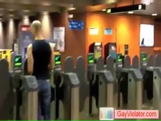 Lad ได้รับ กระแทก ใน subway โดย gayviolator